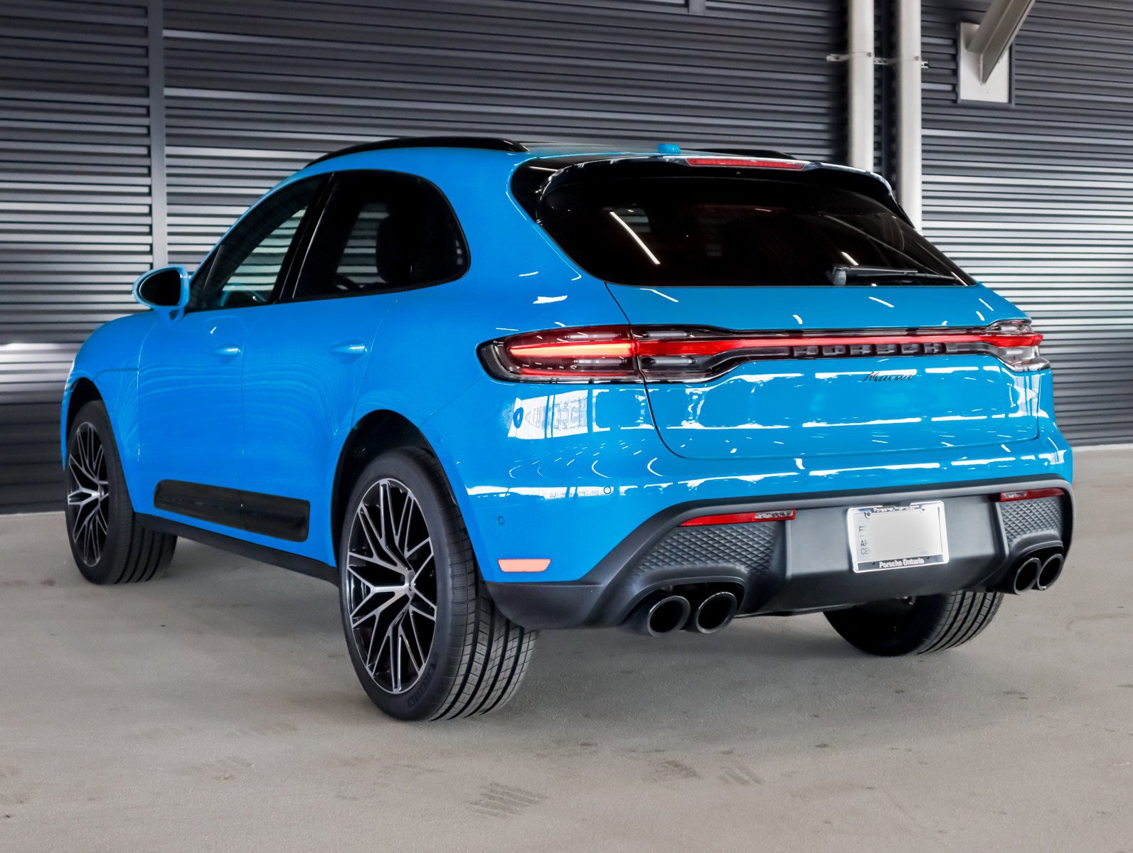 Certified 2022 Porsche Macan image 3