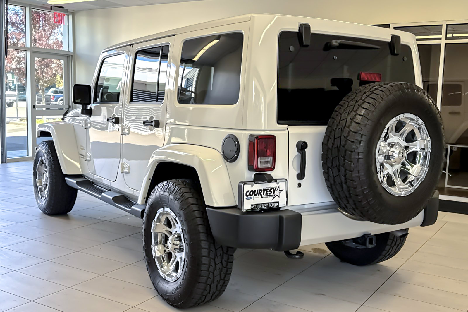 Used 2015 Jeep Wrangler Unlimited Sahara w/ Connectivity Group AWD/4WD image 6
