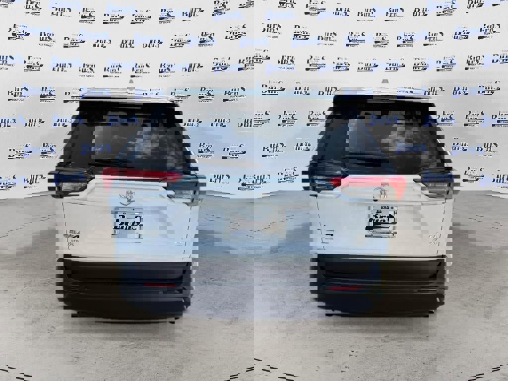 Used 2024 Toyota RAV4 LE AWD/4WD image 5