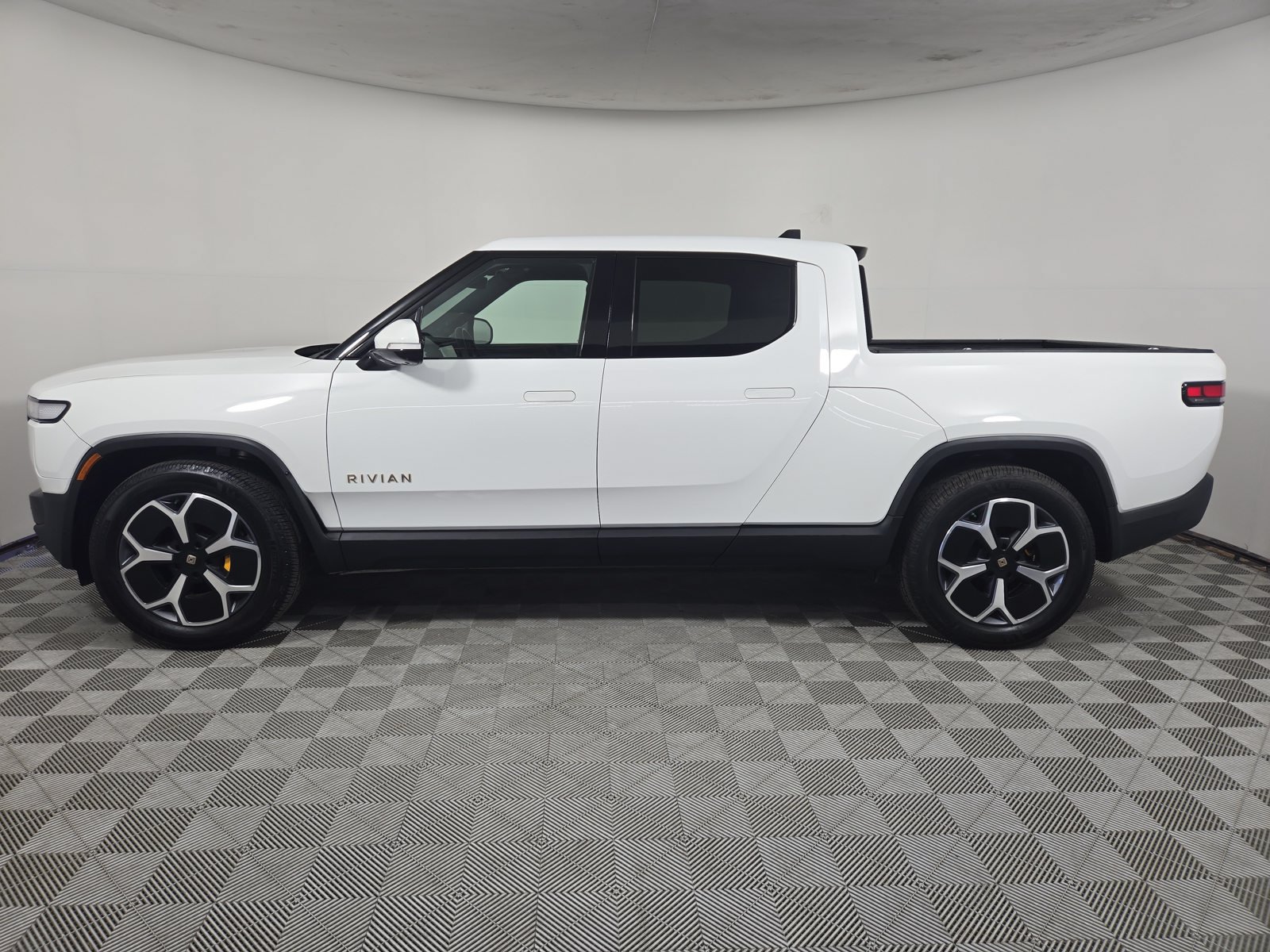 Used 2022 Rivian R1T Adventure AWD/4WD image 2