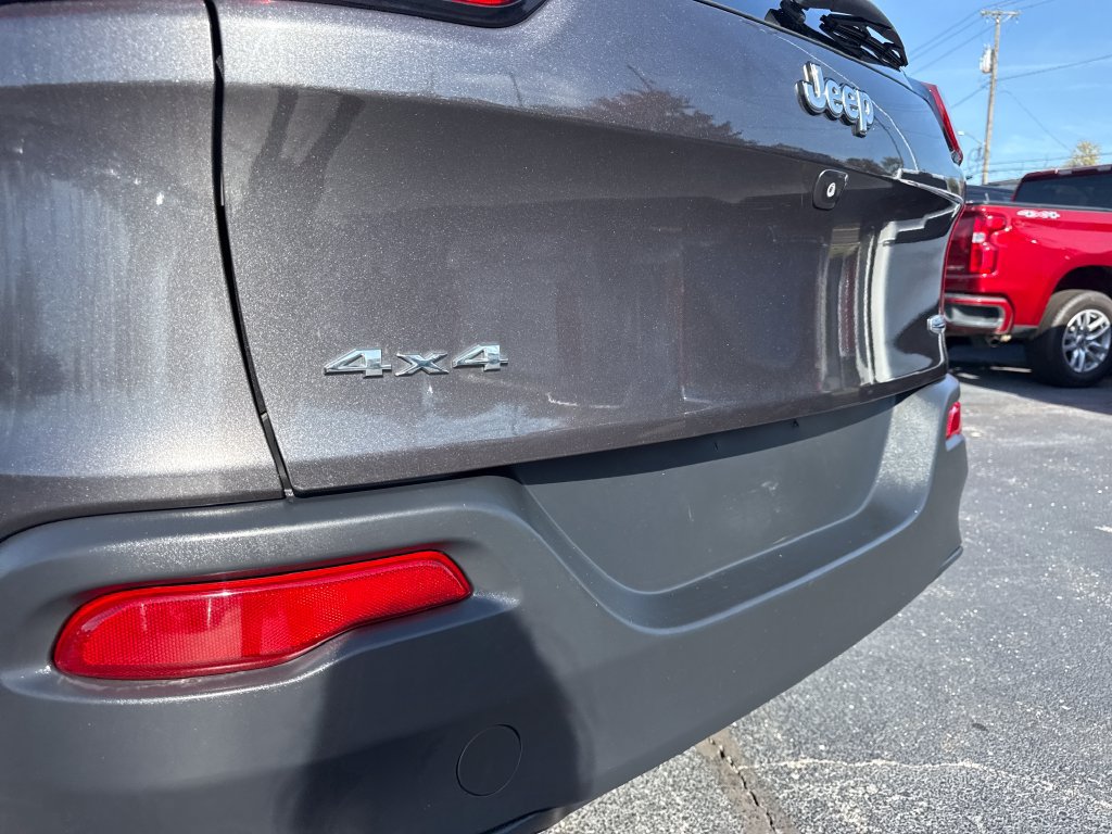 Used 2015 Jeep Cherokee Latitude w/ Cold Weather Group AWD/4WD image 11