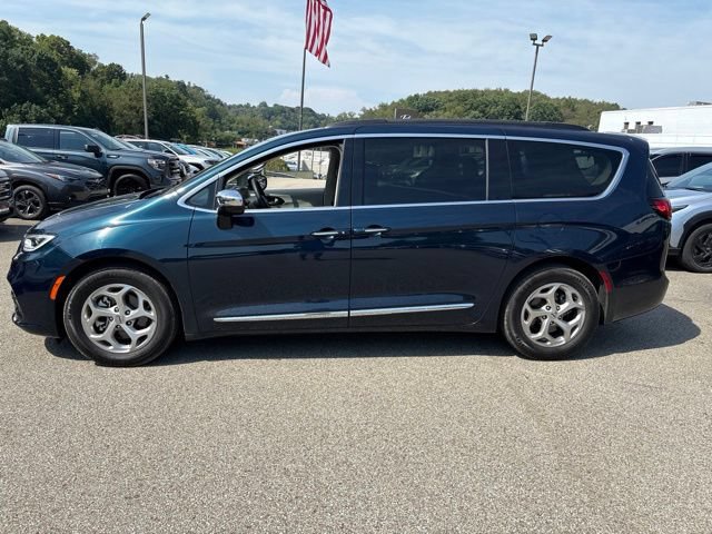 Used 2023 Chrysler Pacifica Limited FWD image 2
