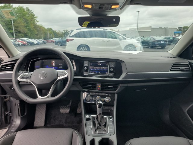 Used 2024 Volkswagen Jetta SE w/ Panoramic Sunroof Package FWD image 21