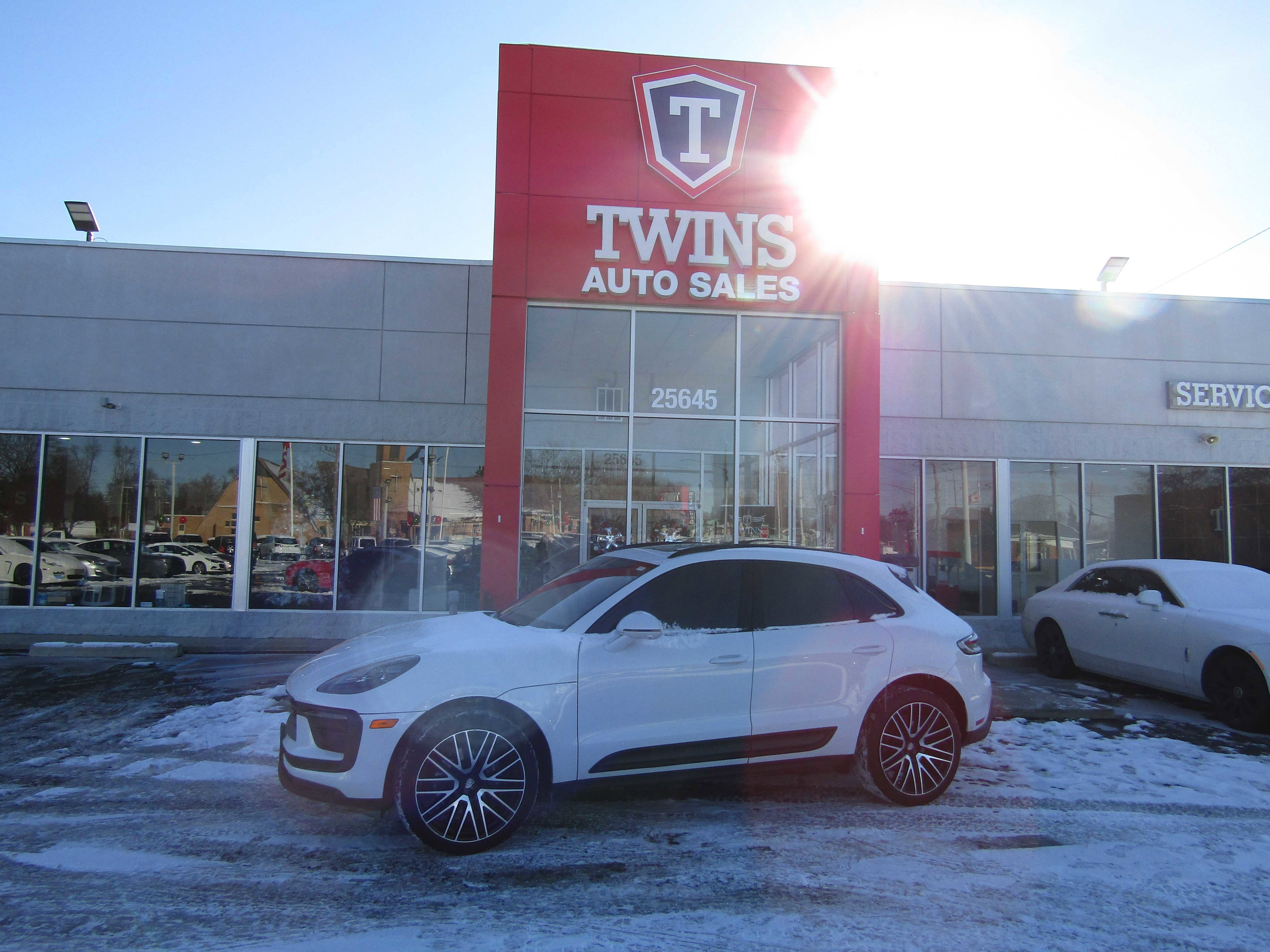 Used 2022 Porsche Macan AWD/4WD image 1