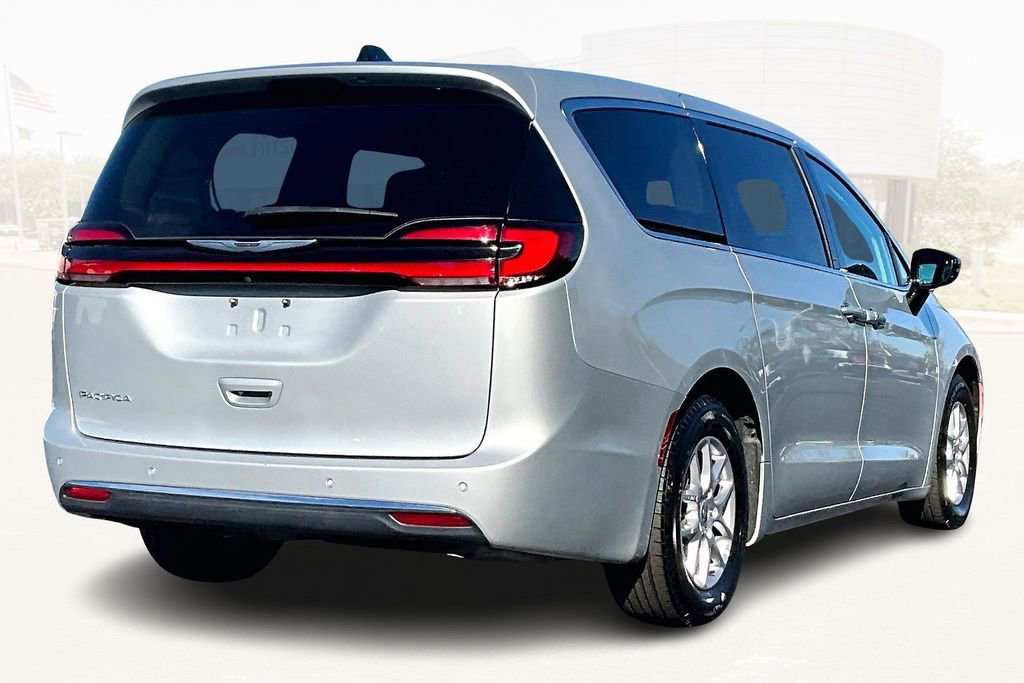 Used 2024 Chrysler Pacifica Touring-L image 6