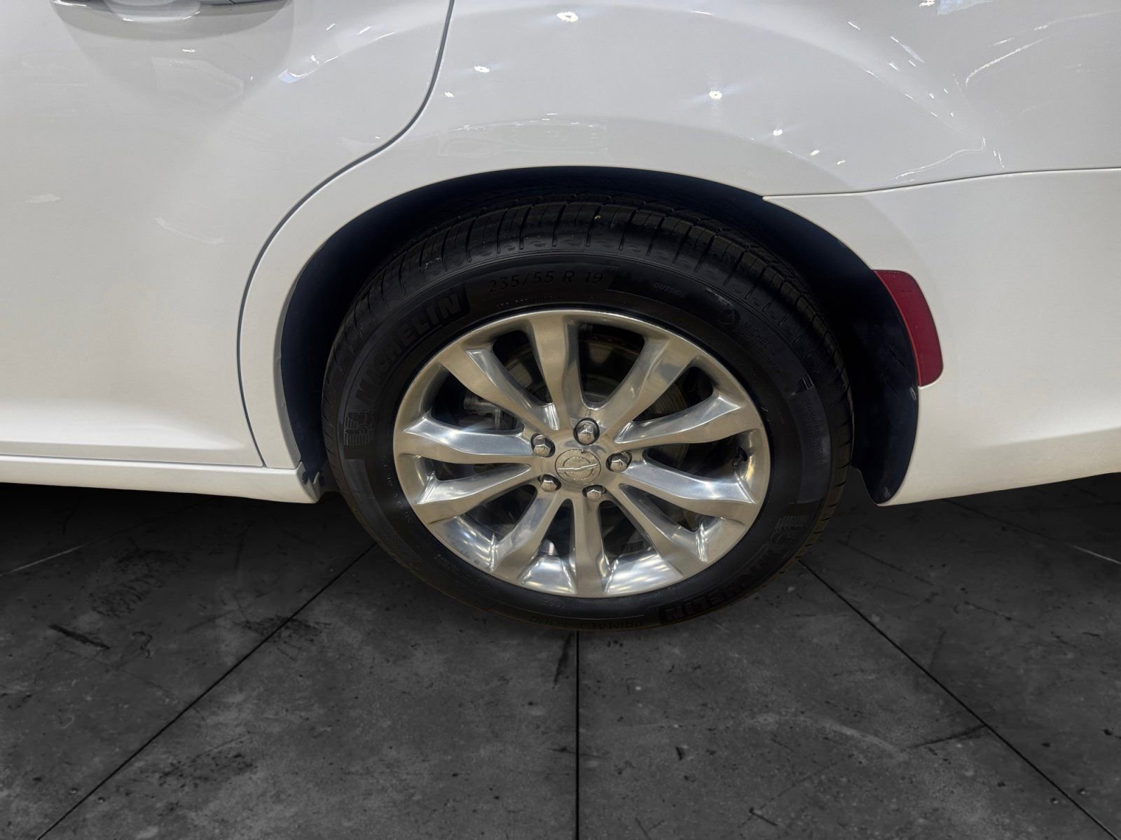 Used 2019 Chrysler 300 Limited w/ Light Group image 5