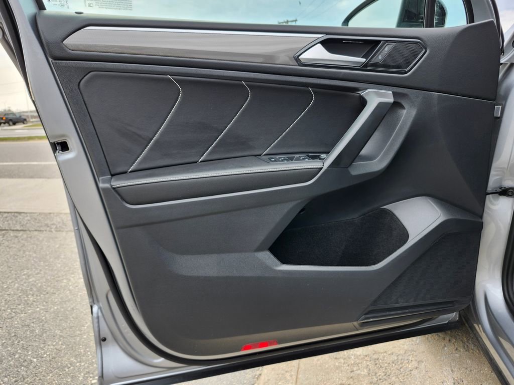 Used 2023 Volkswagen Tiguan SE R-Line image 7