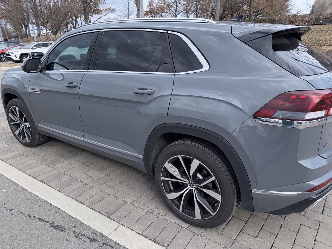 Used 2025 Volkswagen Atlas Cross Sport SEL Premium R-Line image 4