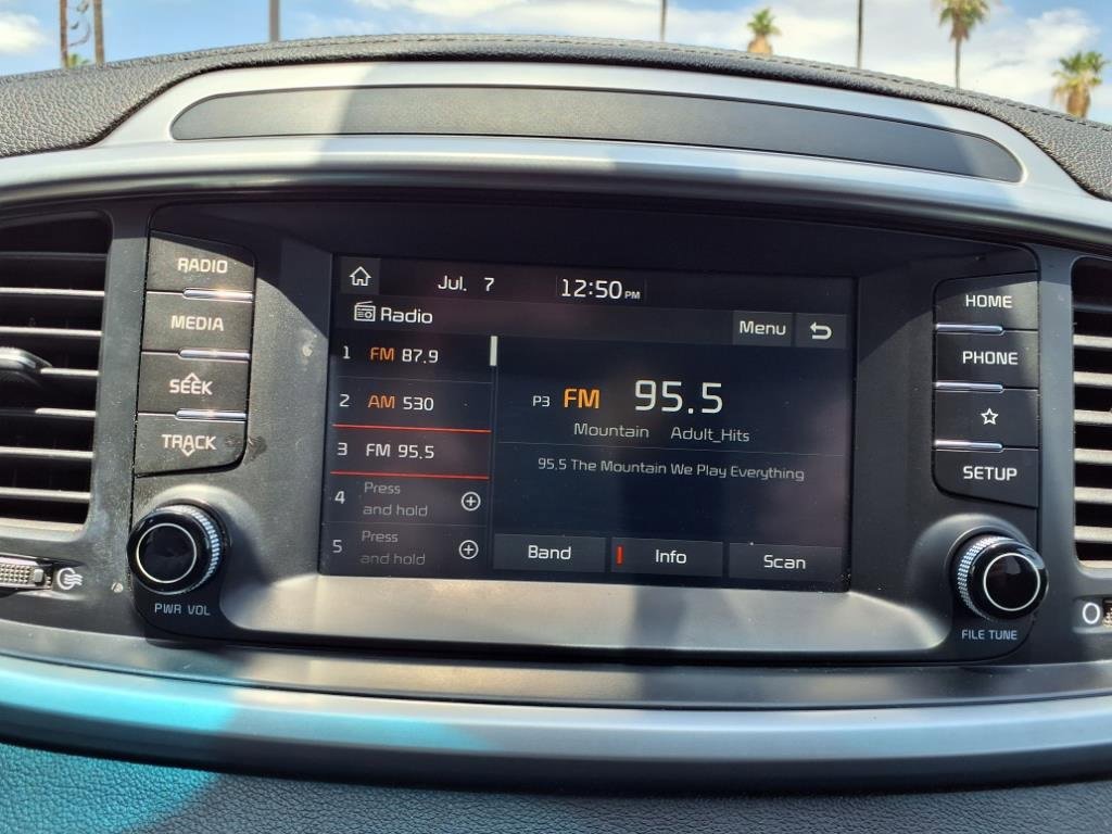 Used 2020 Kia Sorento LX image 11