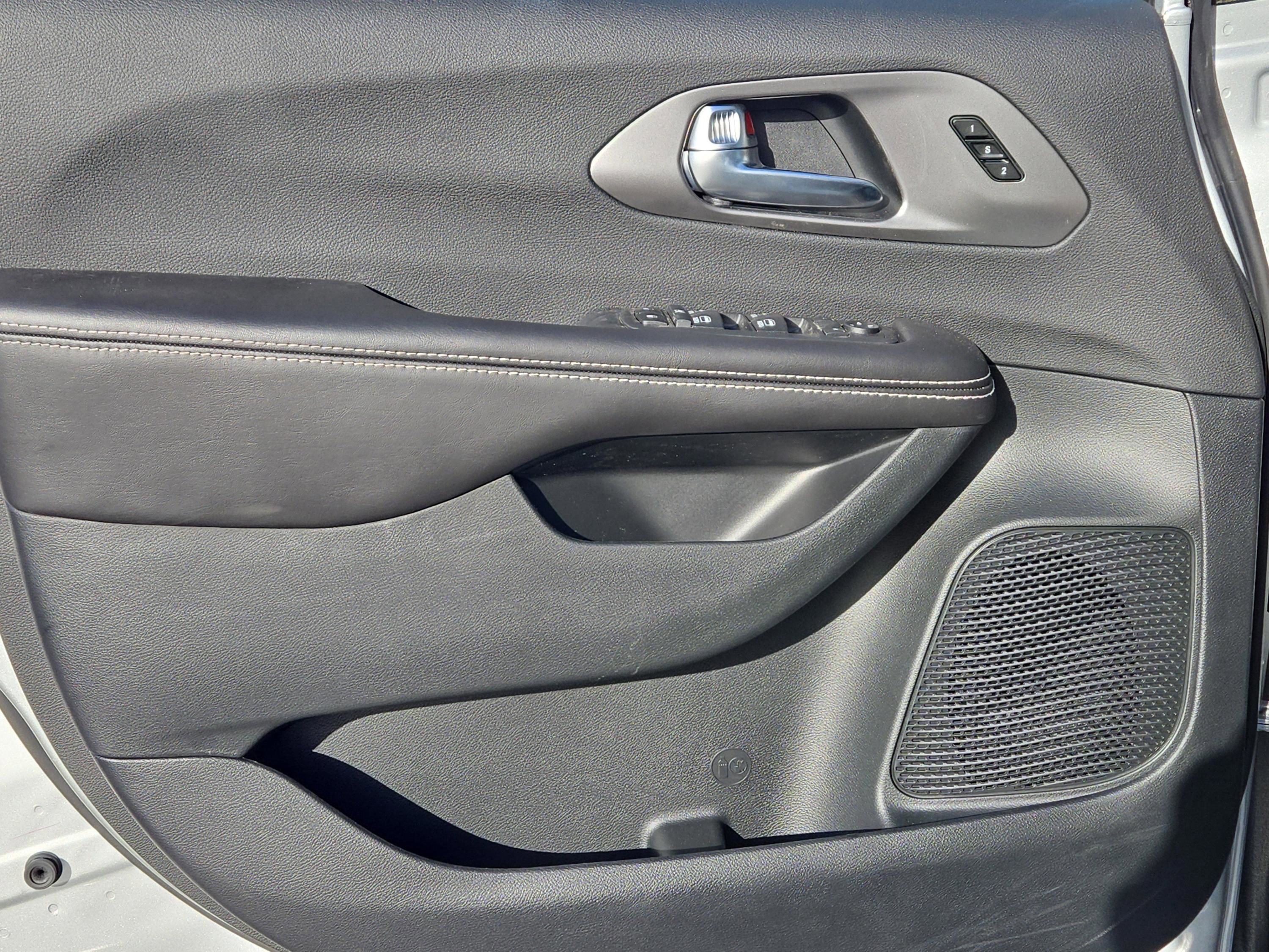 New 2026 Chrysler Pacifica Select w/ S Appearance Package image 13