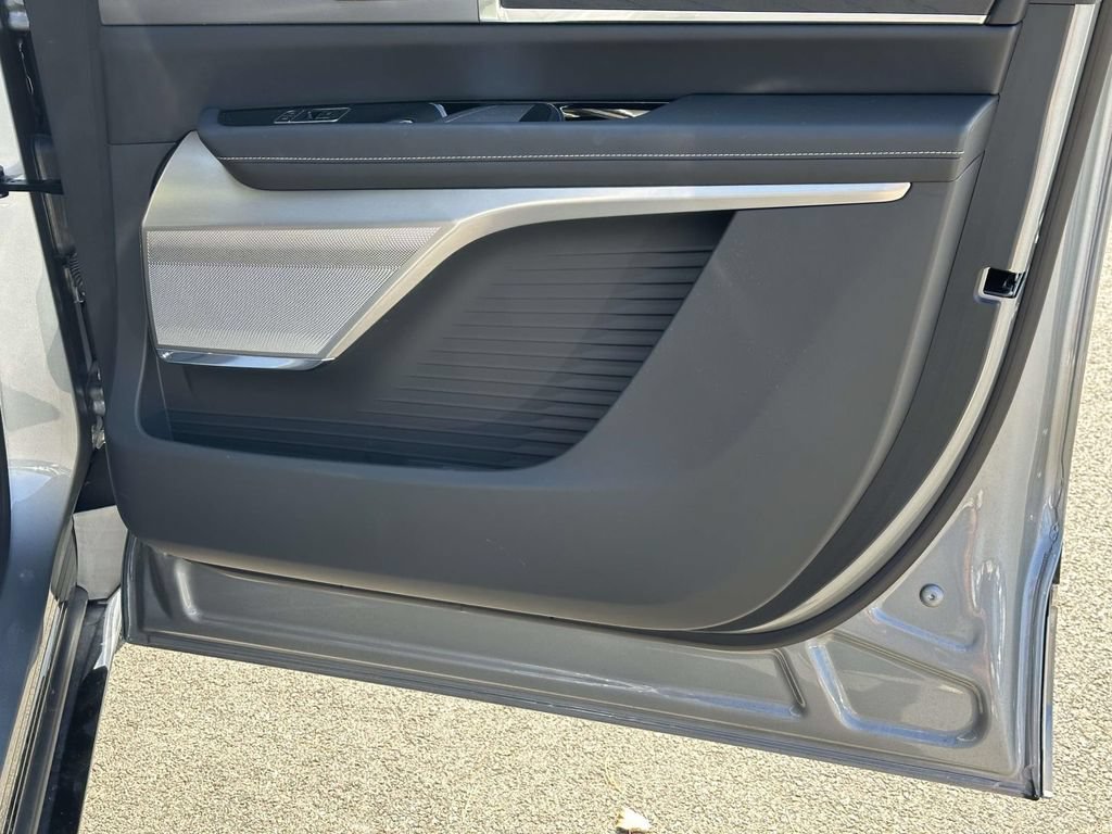 Certified 2026 Cadillac Vistiq Platinum w/ LPO, Floor Liner Package AWD/4WD image 27