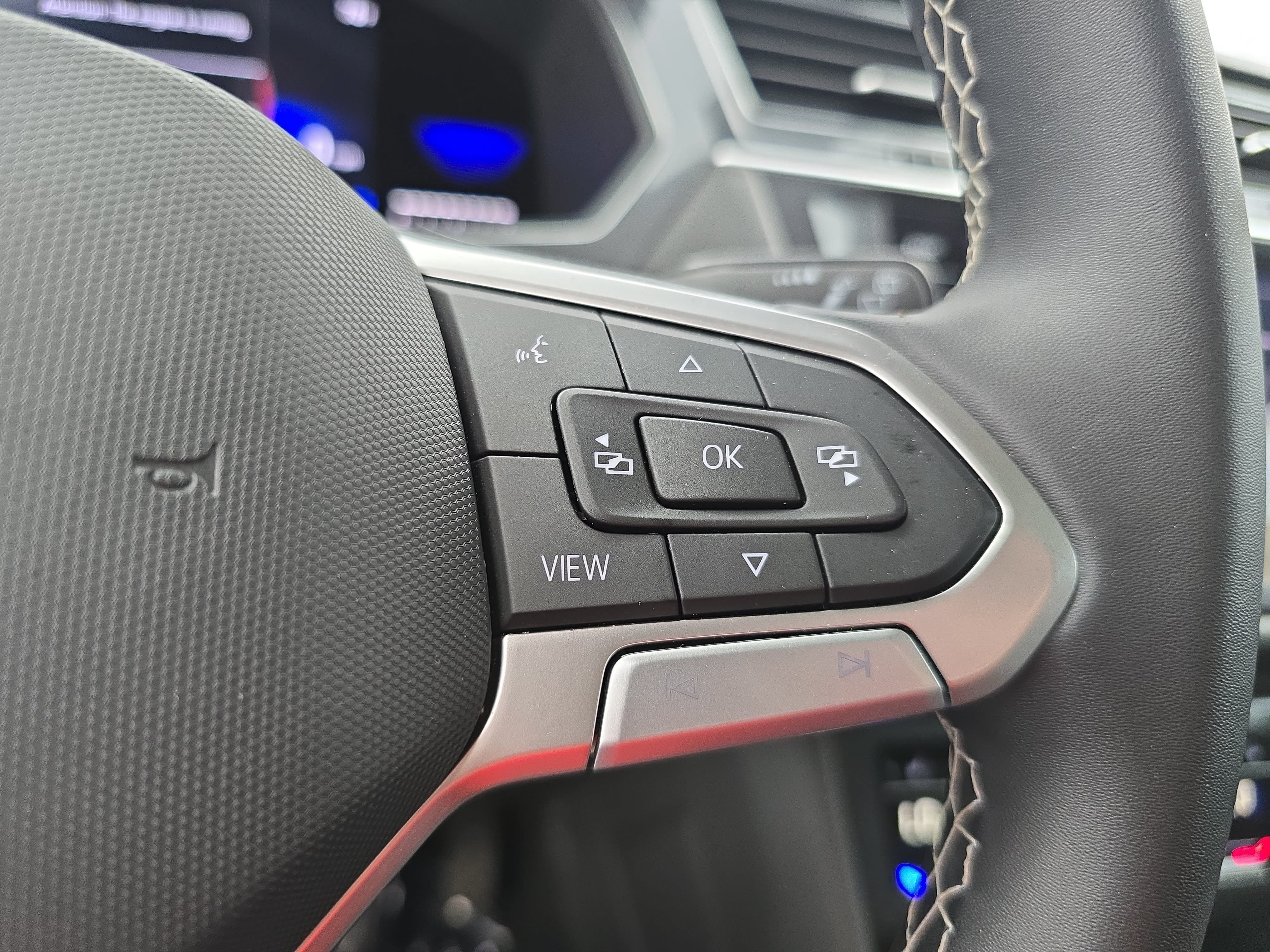 Used 2023 Volkswagen Tiguan SE w/ Panoramic Sunroof Package FWD image 18