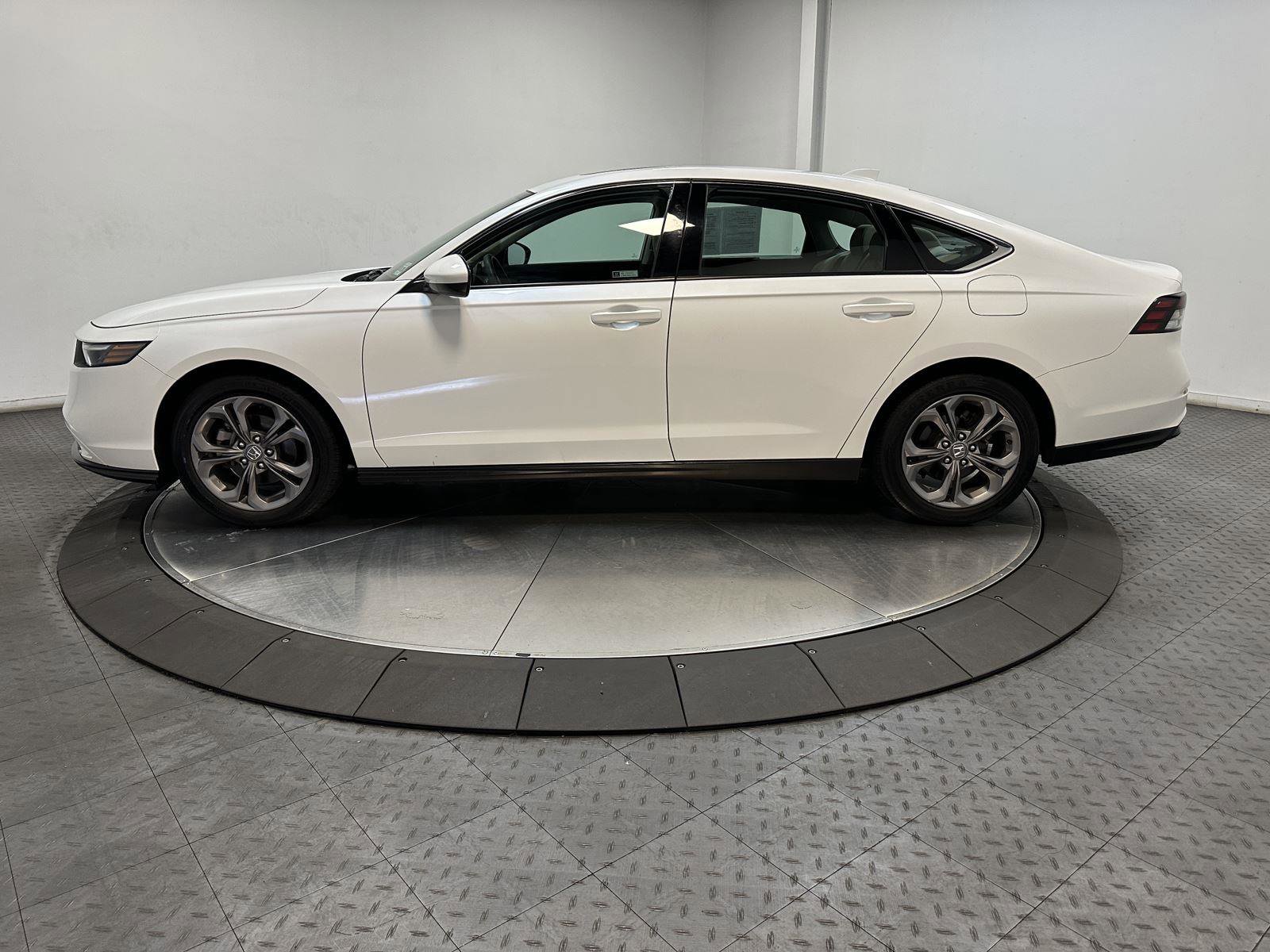 Certified 2023 Honda Accord EX image 8