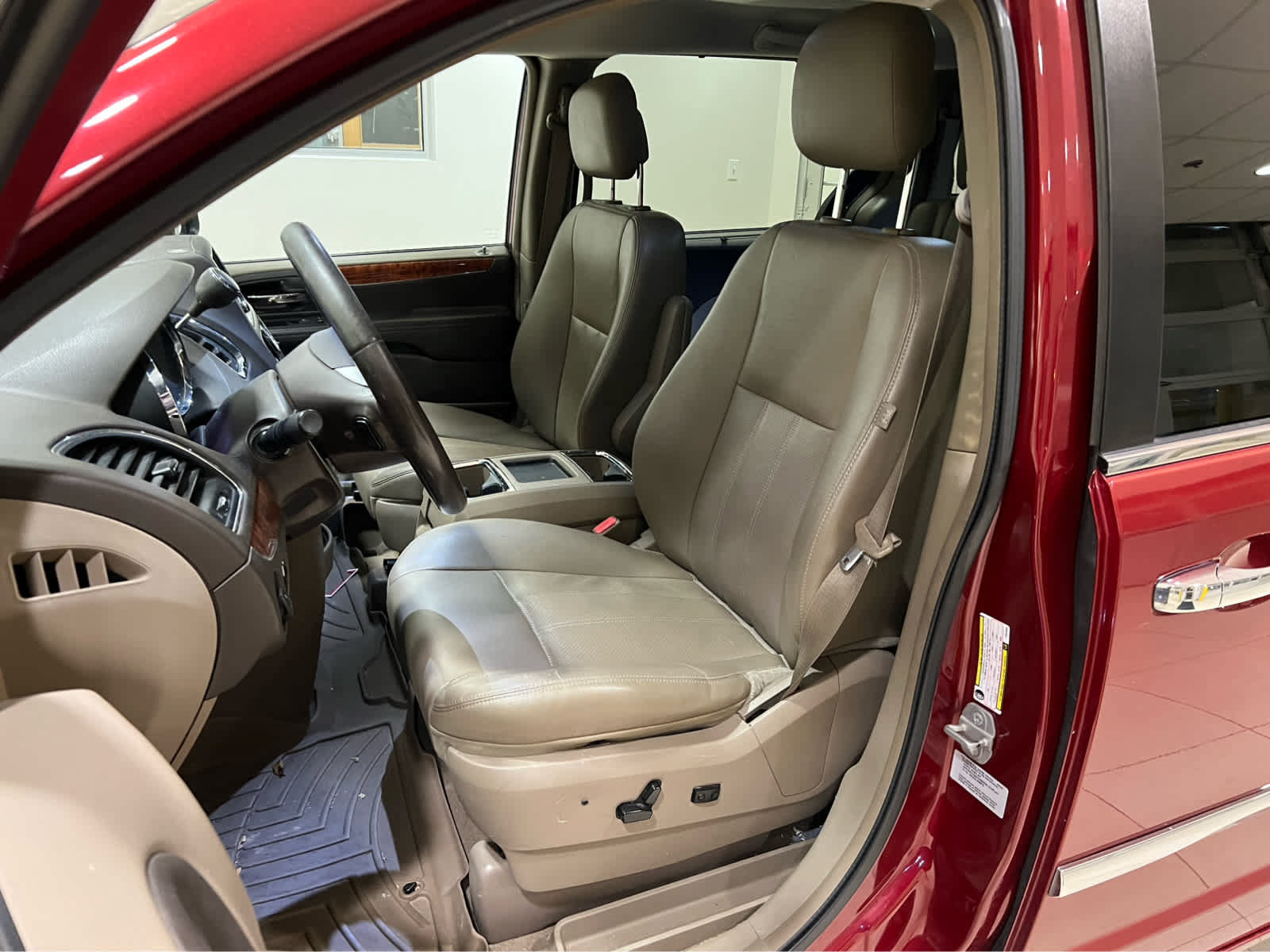 Used 2015 Chrysler Town & Country Touring-L w/ Driver Convenience Group FWD image 13