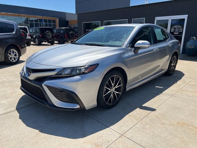 Used 2022 Toyota Camry SE FWD image 3