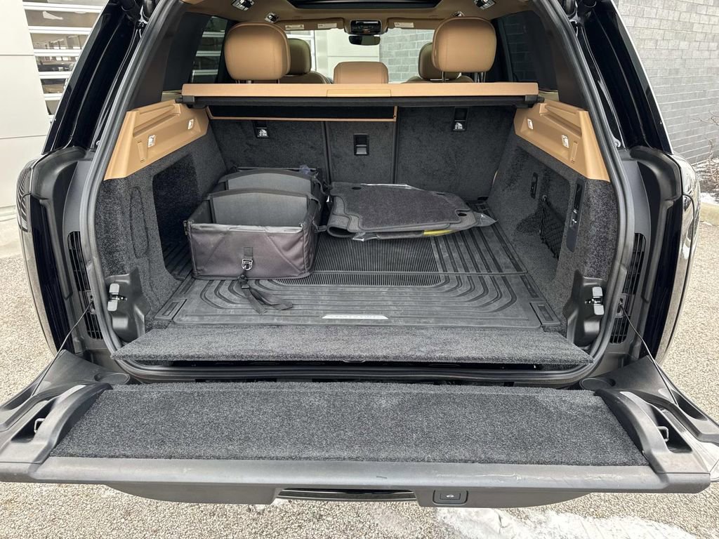 Certified 2025 Land Rover Range Rover SE image 6