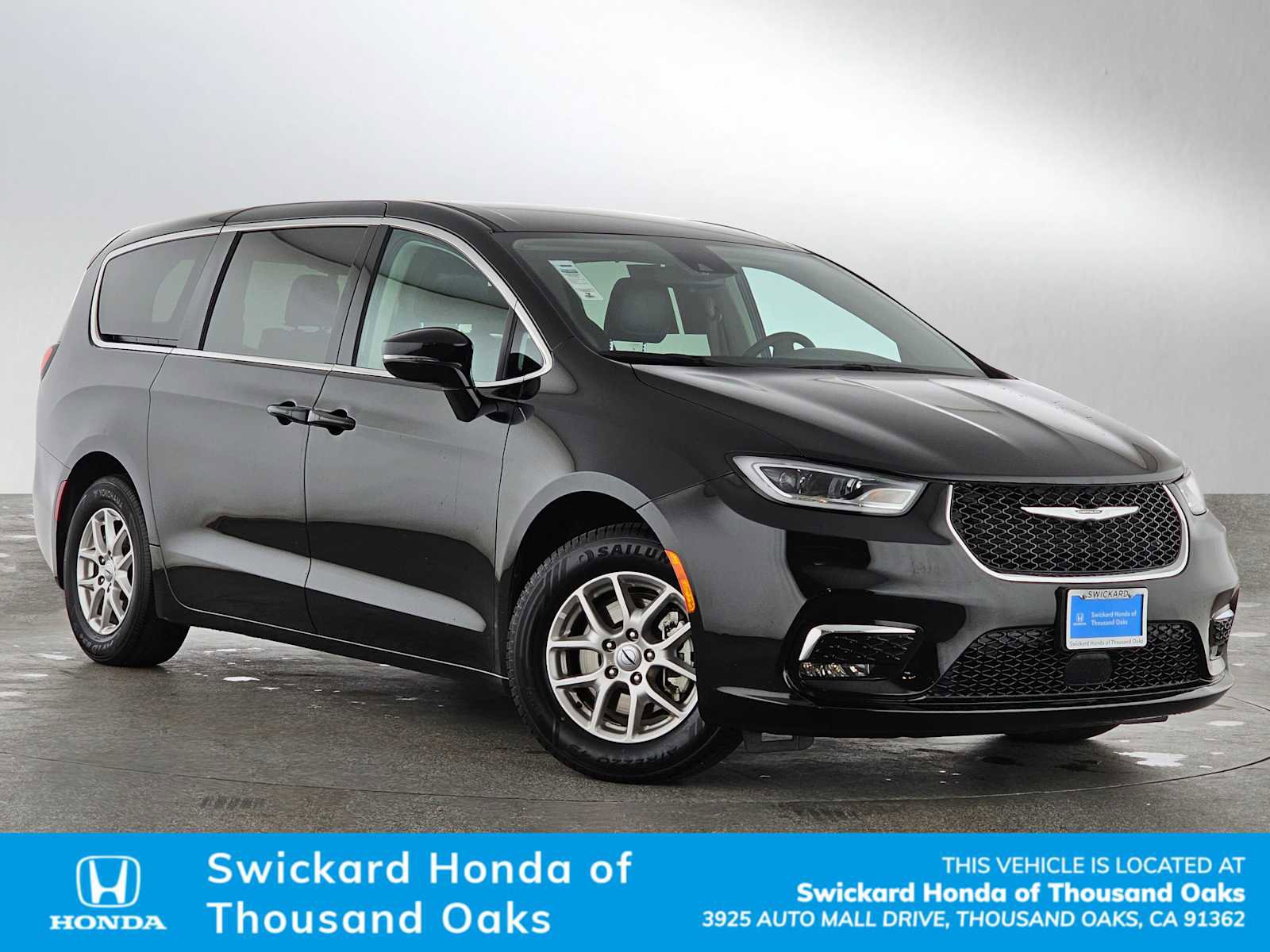 Used 2024 Chrysler Pacifica Touring-L