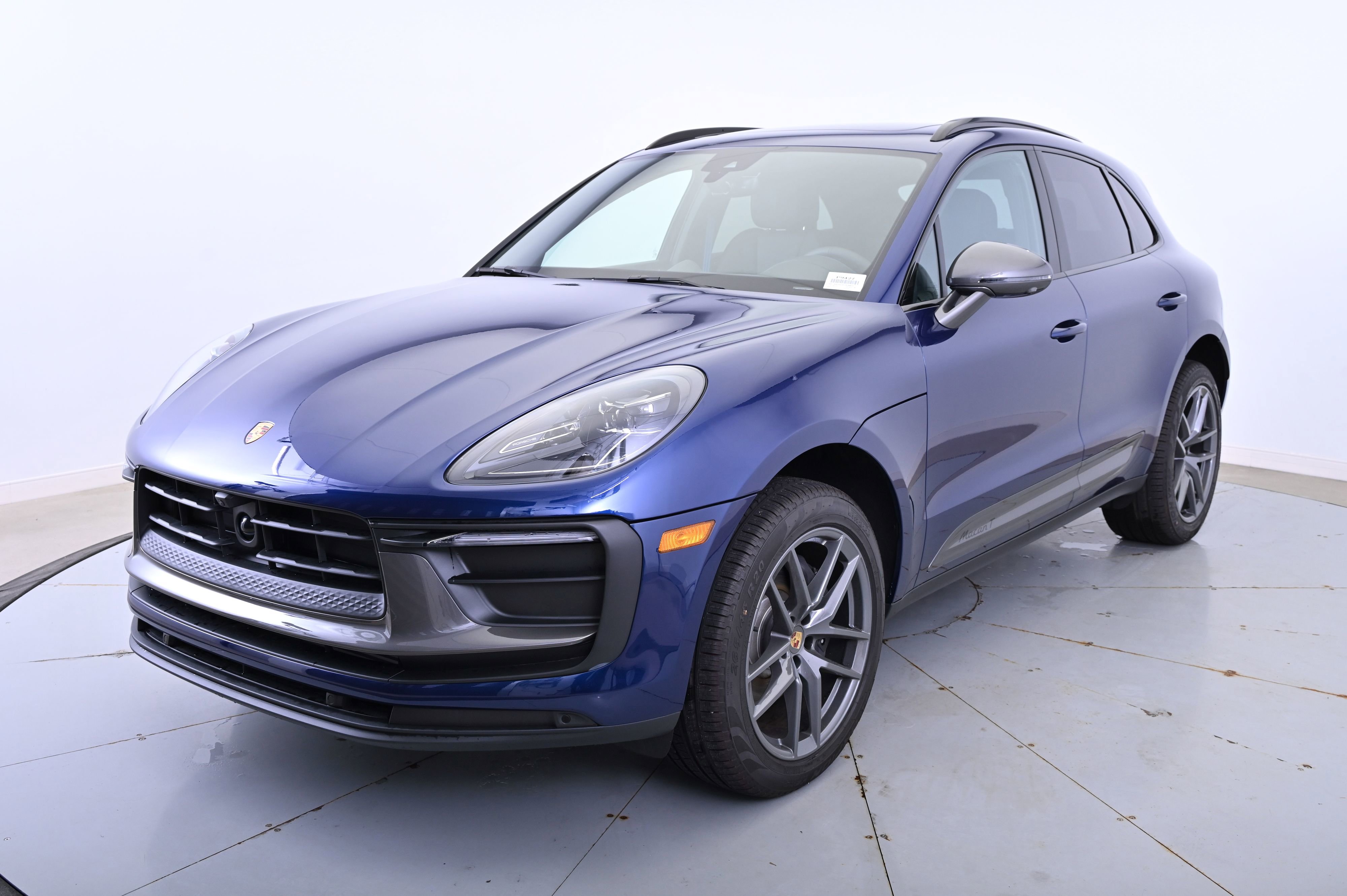 Certified 2025 Porsche Macan image 1