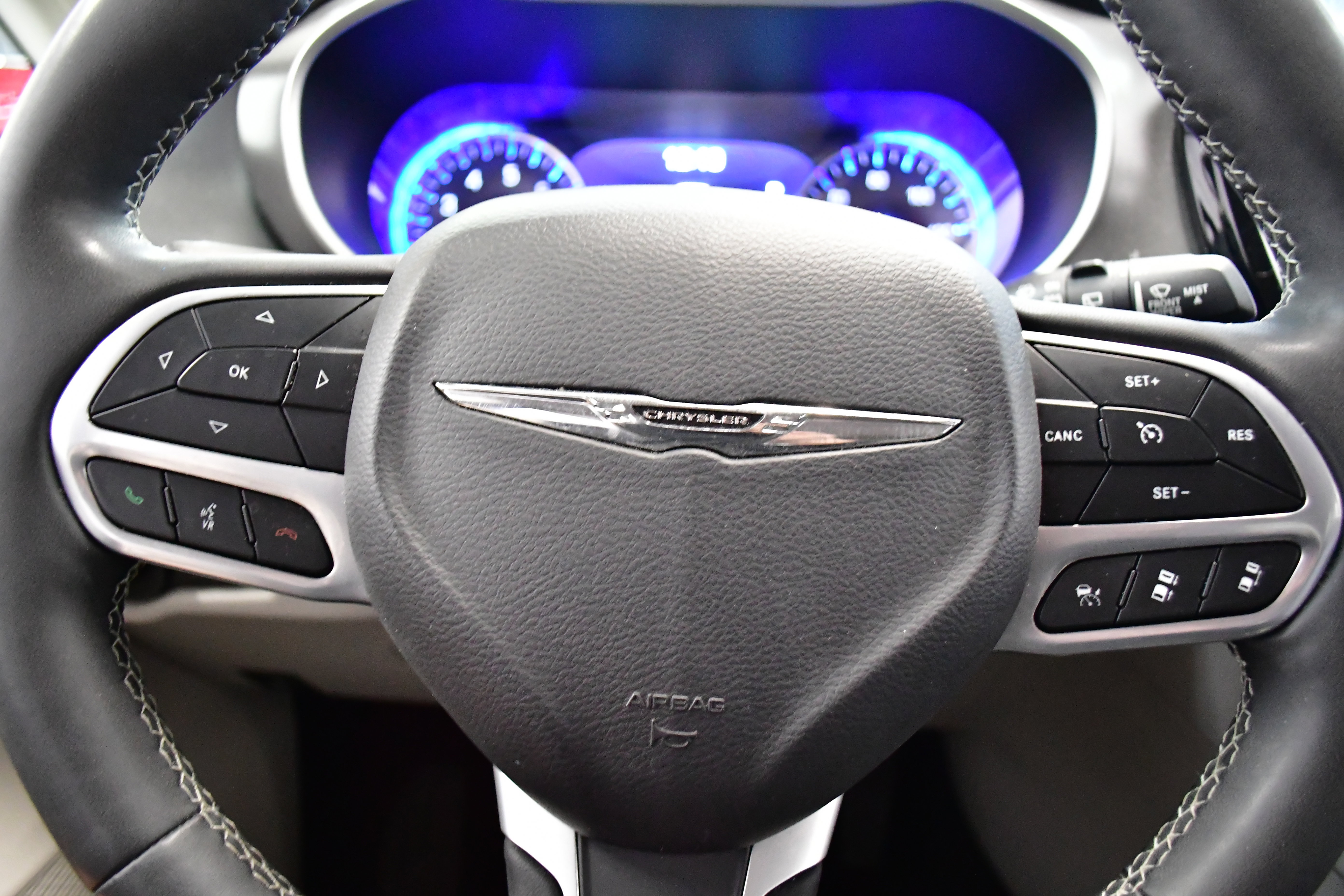 Used 2023 Chrysler Pacifica Touring-L FWD image 10