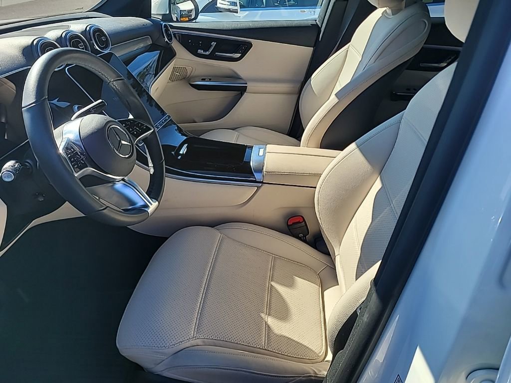 Used 2025 Mercedes-Benz GLC 300 4MATIC image 5