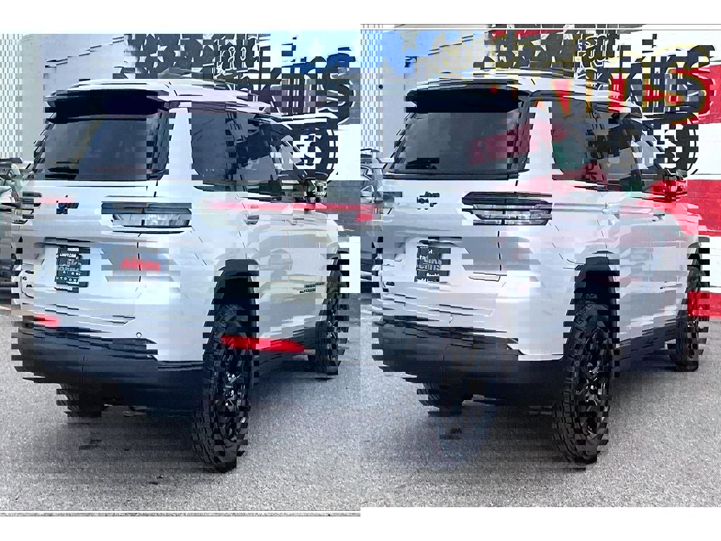 Used 2024 Jeep Grand Cherokee L Laredo image 2