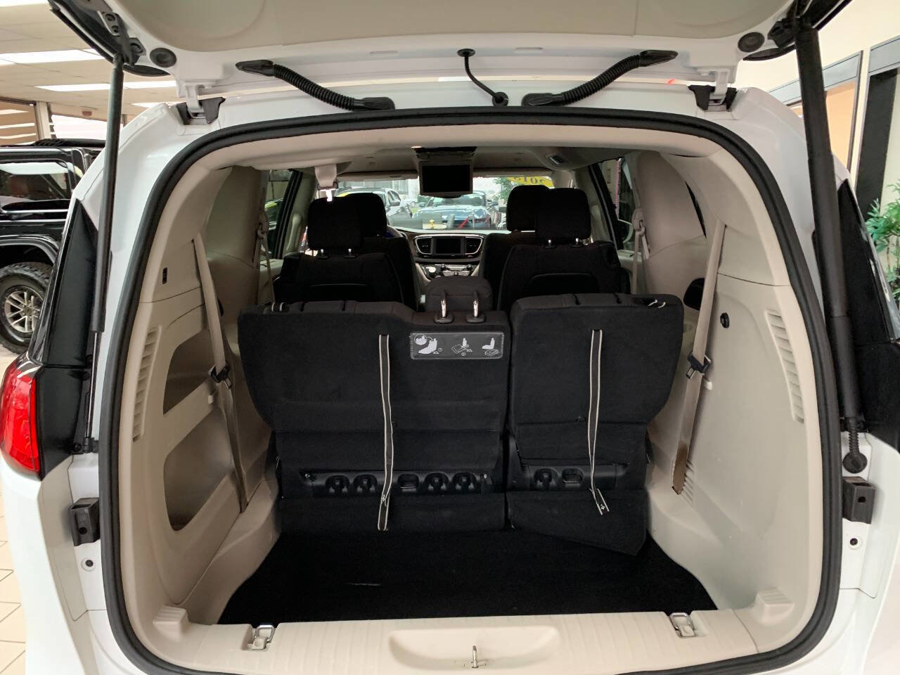 Used 2018 Chrysler Pacifica Touring Plus image 6