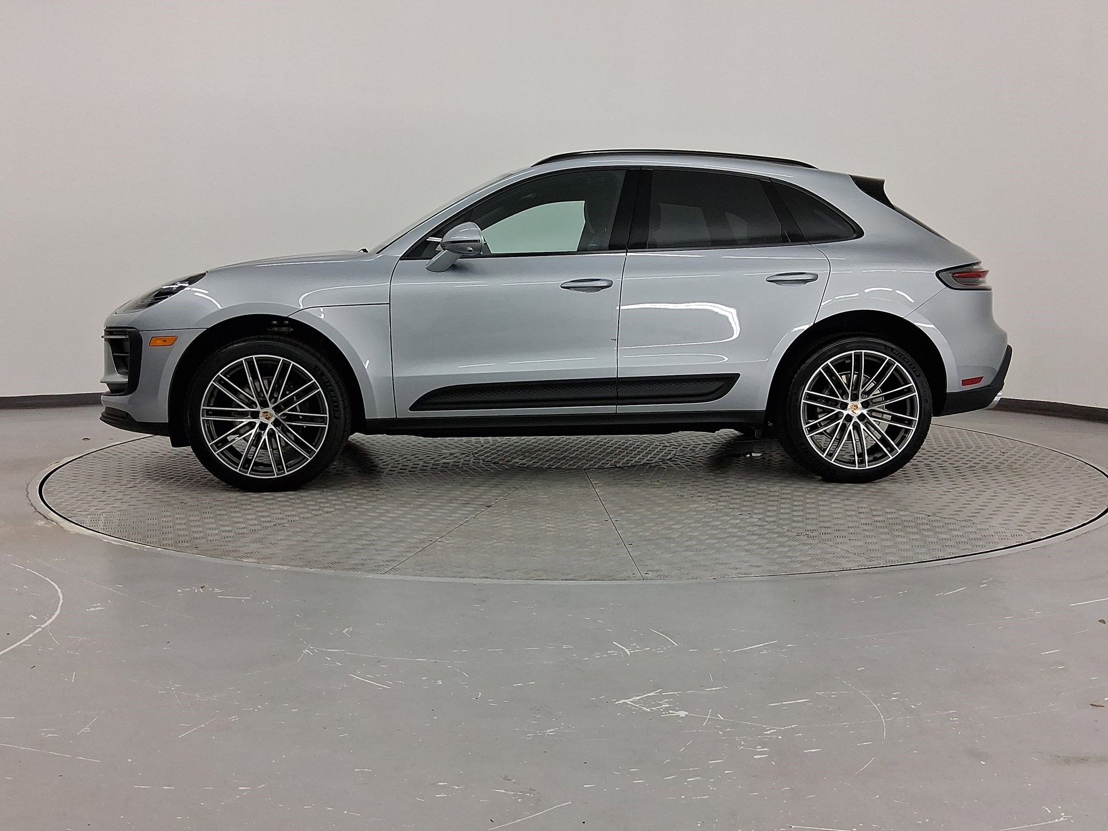 Used 2026 Porsche Macan AWD/4WD image 2