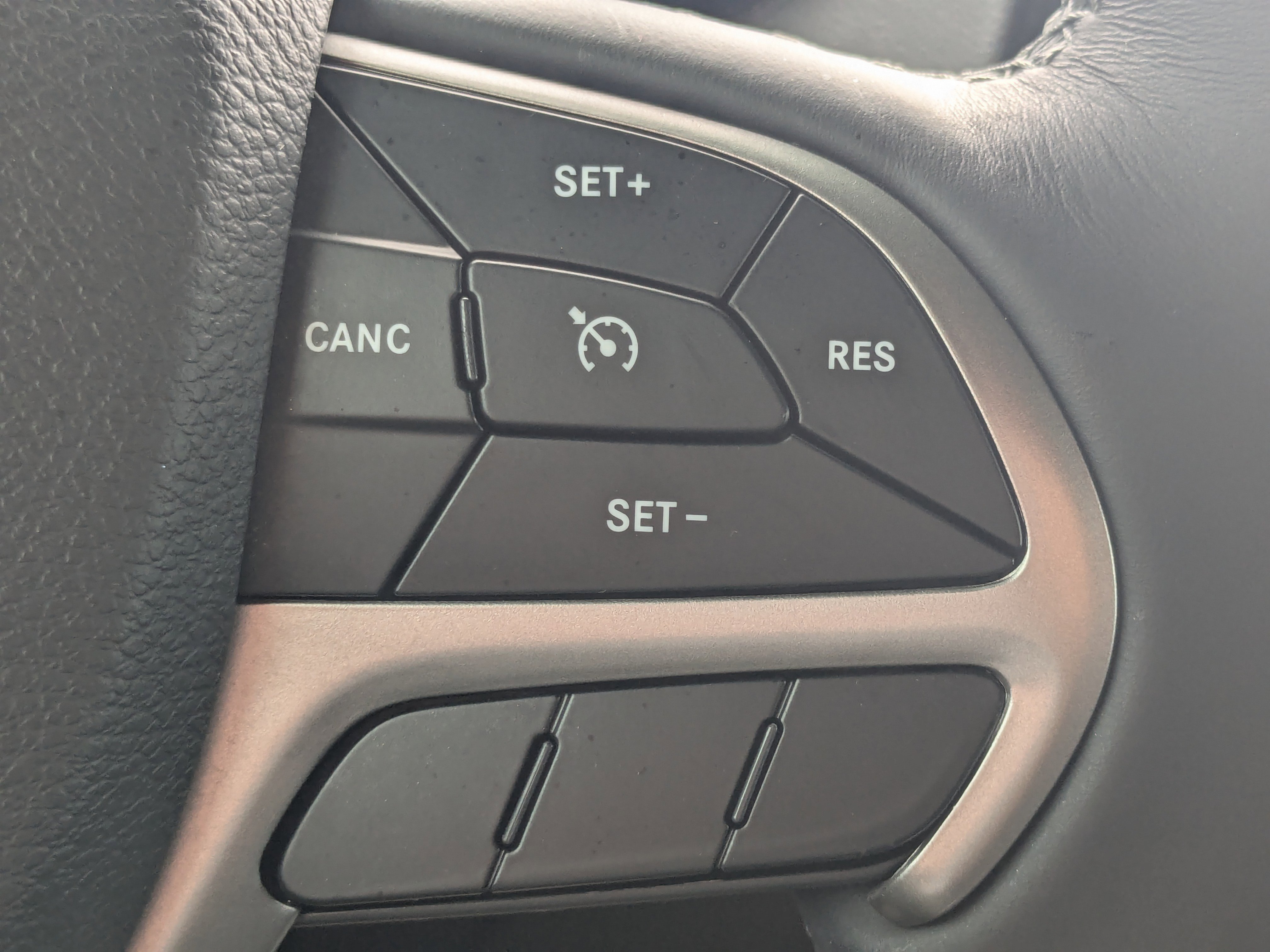 Used 2019 Jeep Grand Cherokee Overland RWD image 31