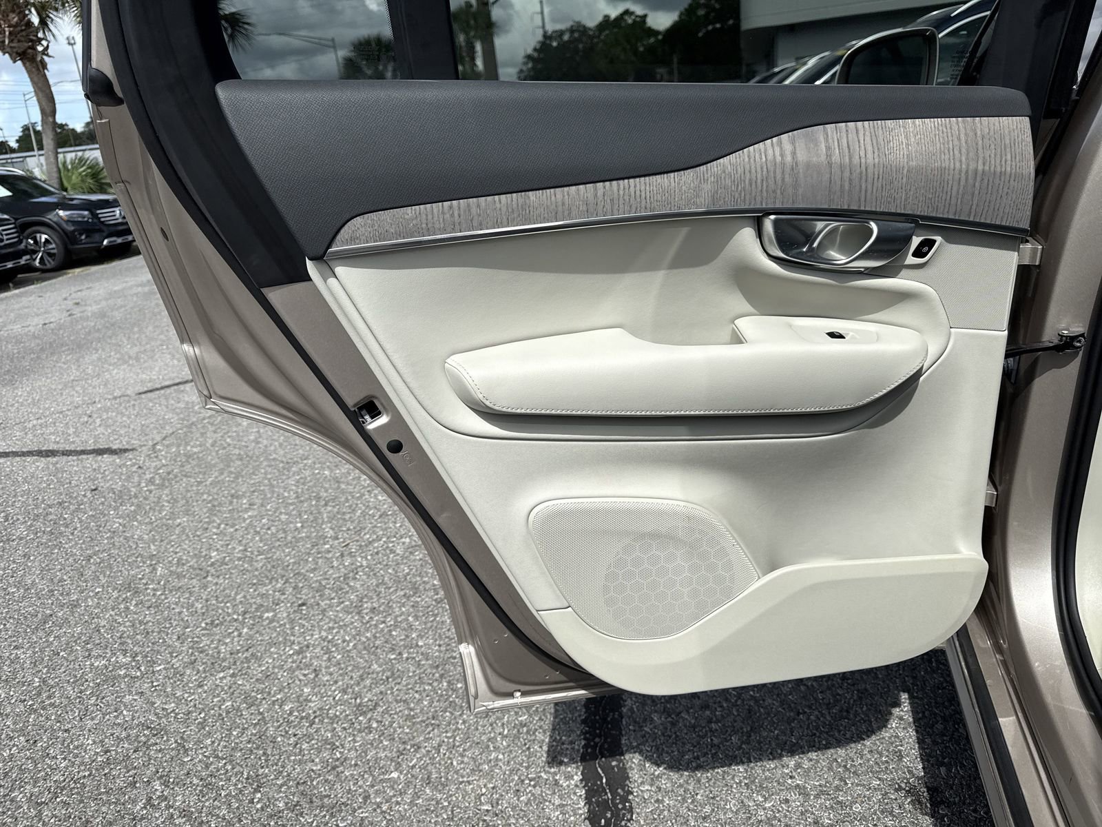 Used 2024 Volvo XC90 T8 Plus w/ Protection Package Premier image 37