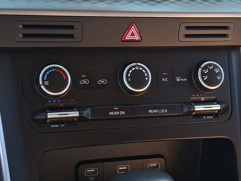 Certified 2024 Kia Carnival LX image 23