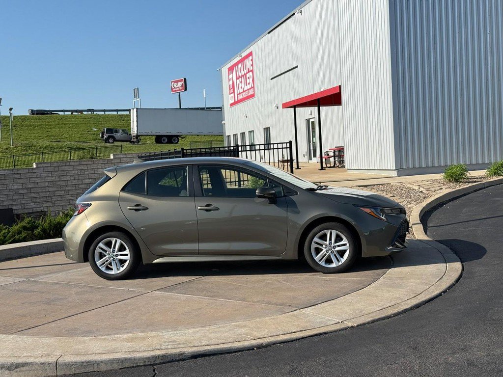 Used 2019 Toyota Corolla SE FWD image 2