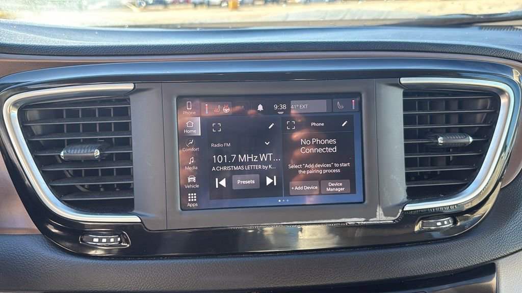 Used 2022 Chrysler Voyager LX image 25