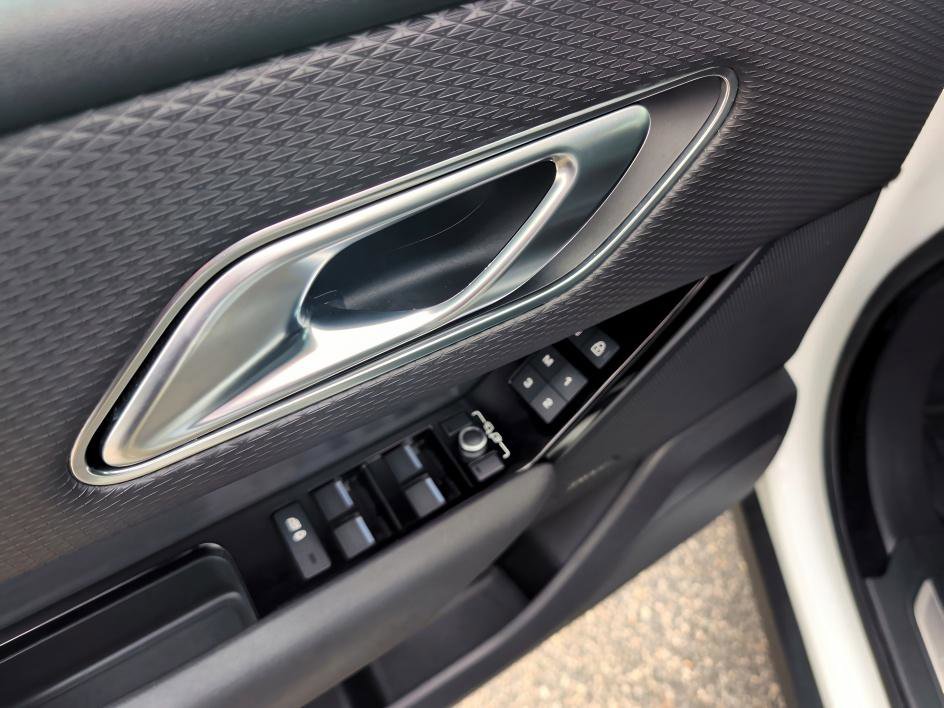 Used 2023 Land Rover Range Rover Velar R-Dynamic S image 17