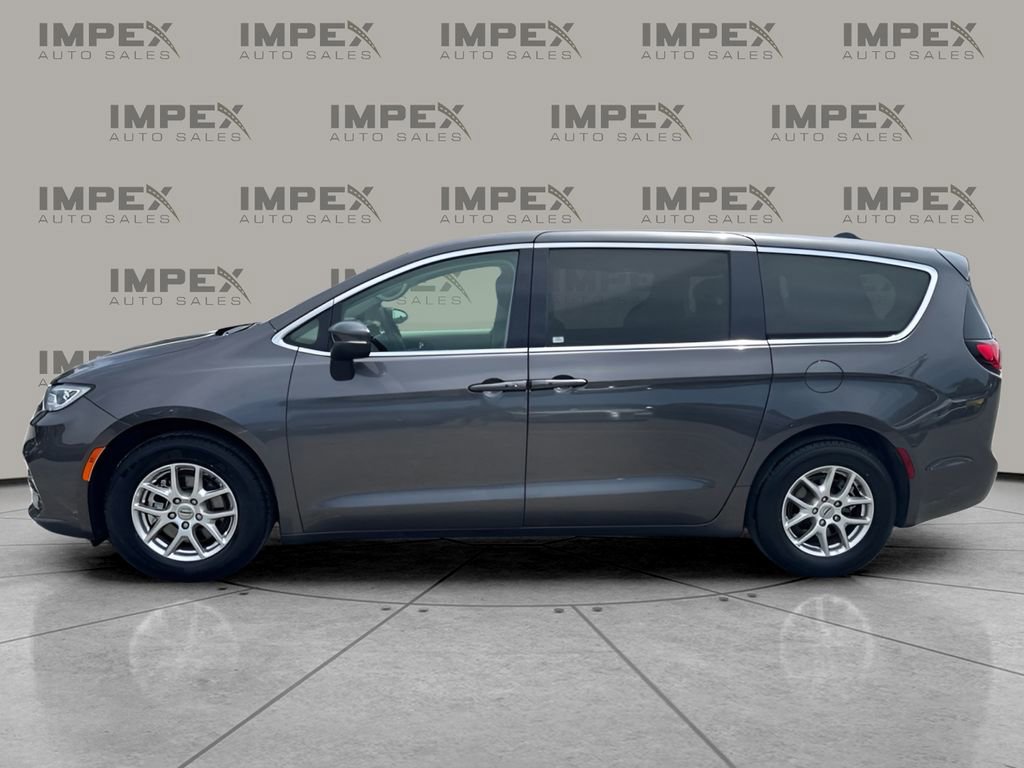 Used 2023 Chrysler Pacifica Touring-L FWD image 2