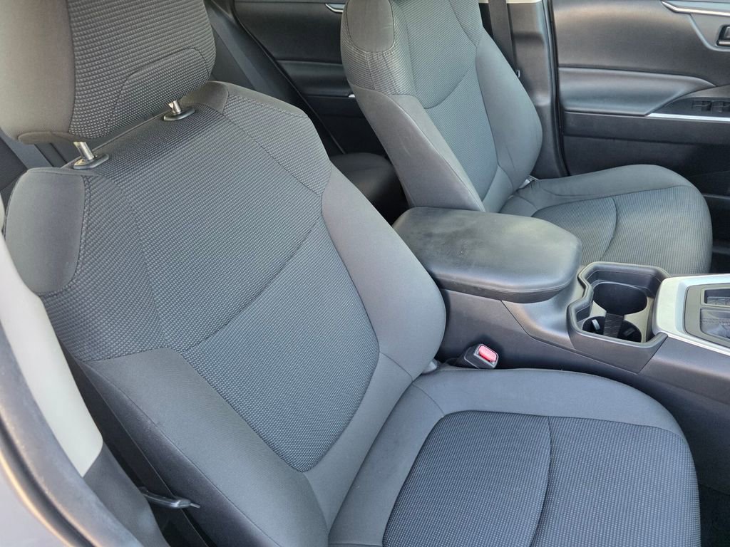 Used 2021 Toyota RAV4 LE image 31