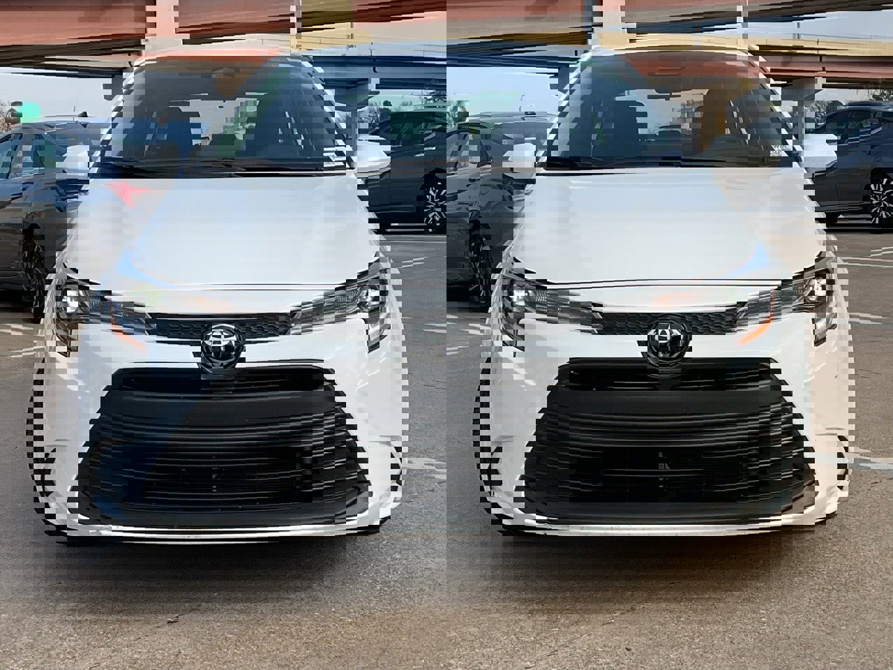 Used 2025 Toyota Corolla LE image 3