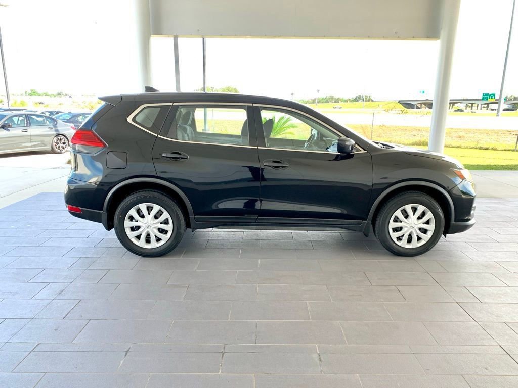 Used 2017 Nissan Rogue S image 4