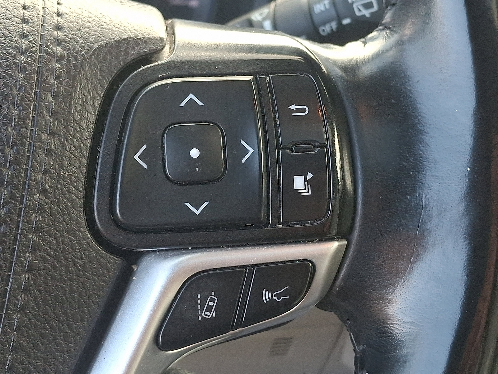 Used 2019 Toyota Highlander XLE AWD/4WD image 23