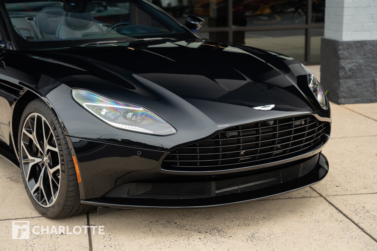 Used 2019 Aston Martin DB11 Volante RWD image 2