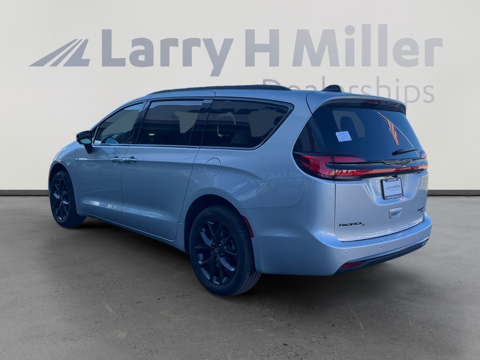 New 2026 Chrysler Pacifica Limited w/ S Appearance Package image 3