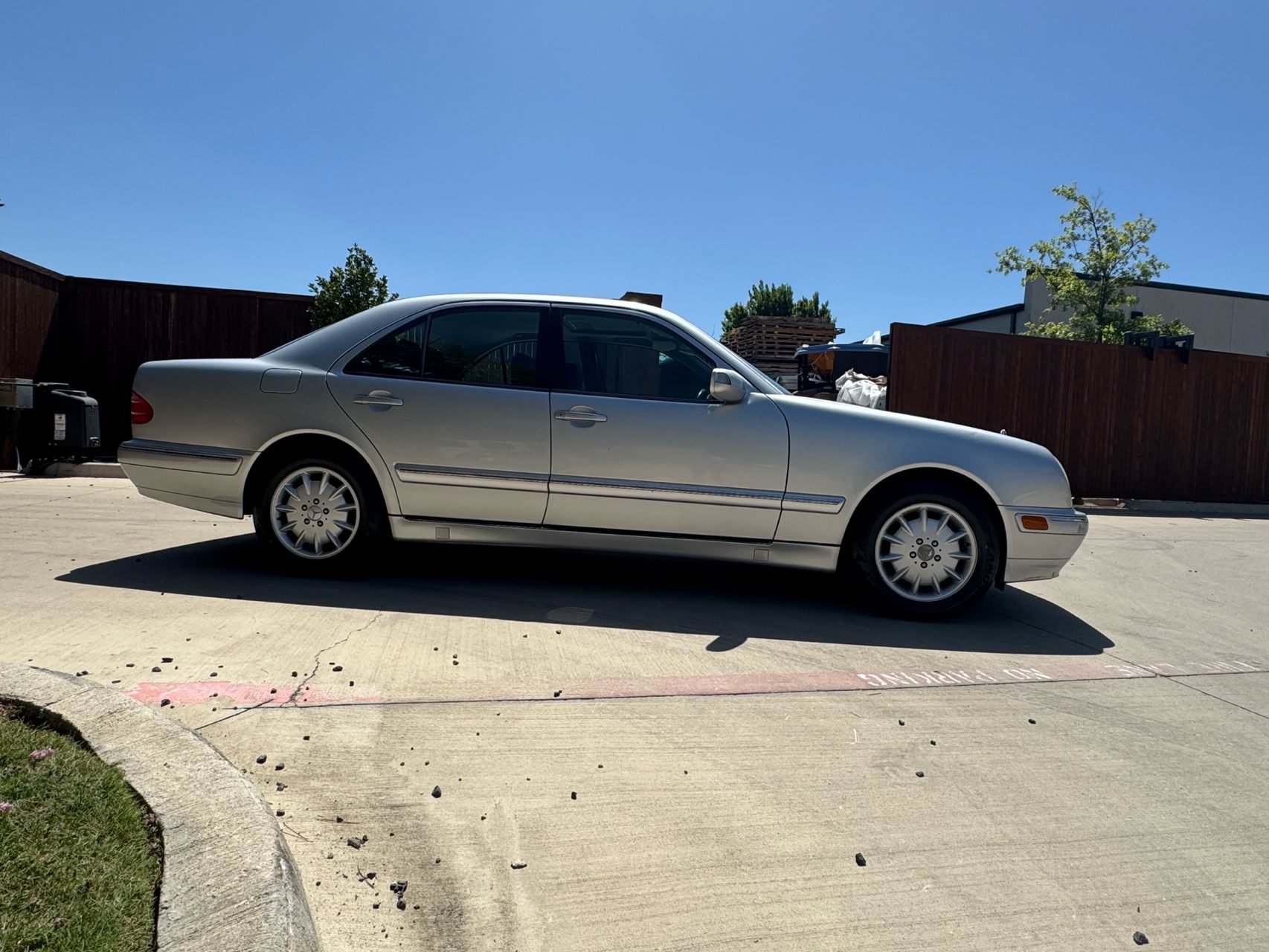 Used 2000 Mercedes-Benz E 320 Sedan image 2
