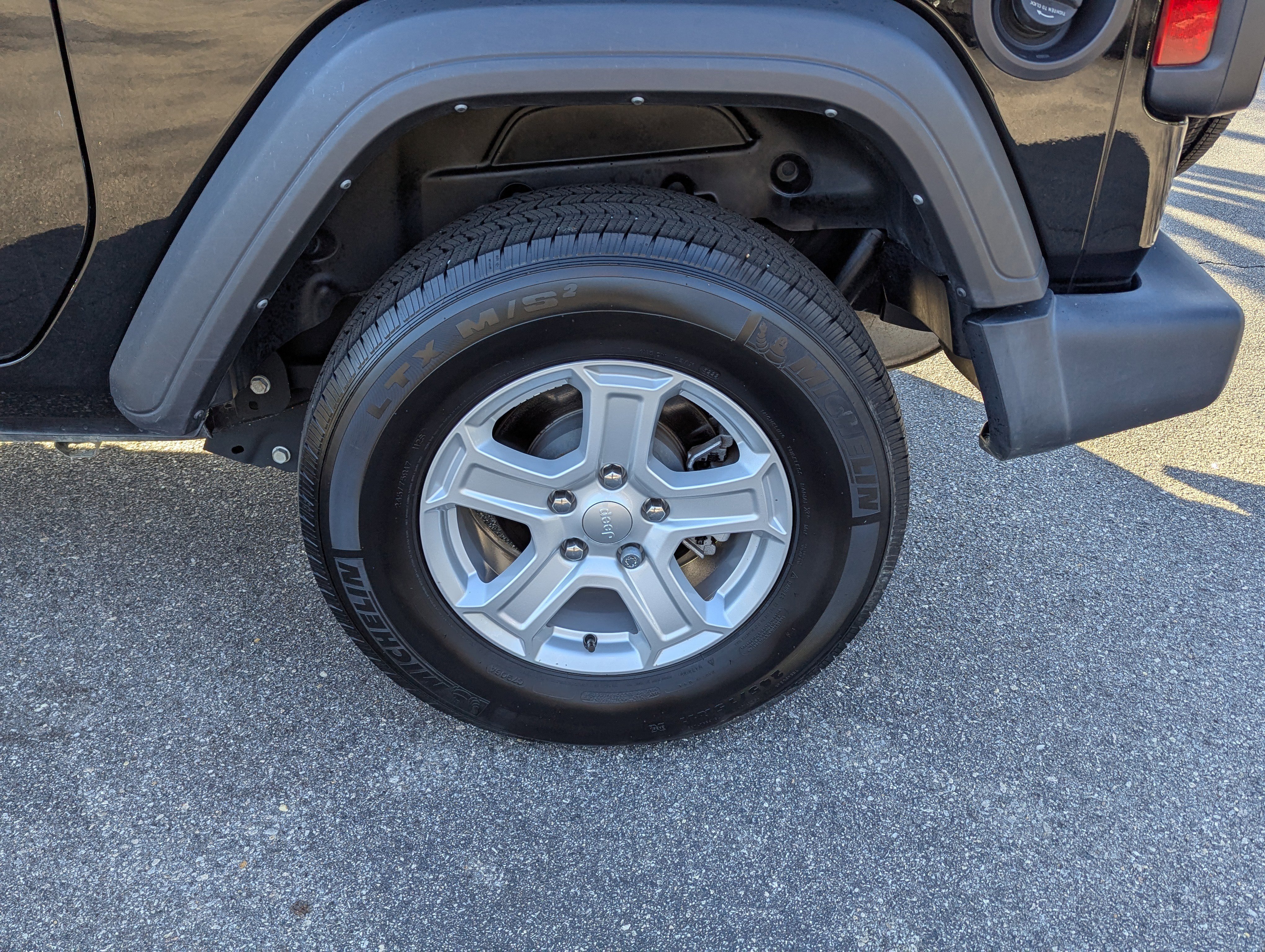 Used 2023 Jeep Wrangler Sport S image 24