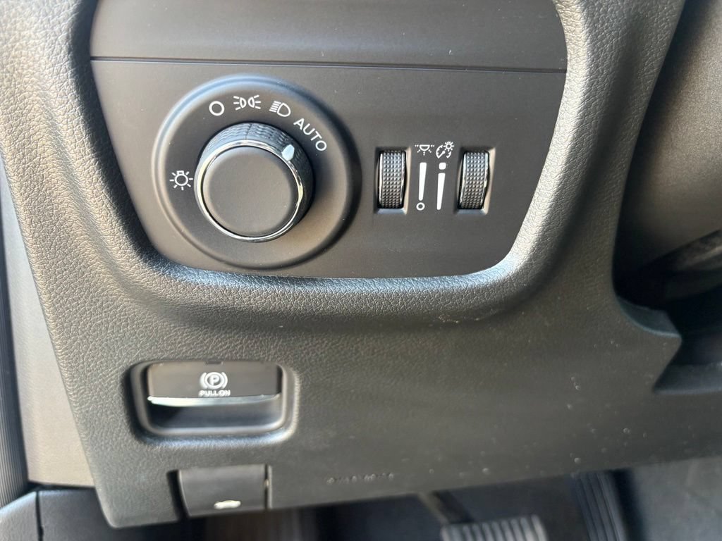 Used 2025 Jeep Grand Cherokee Altitude AWD/4WD image 16