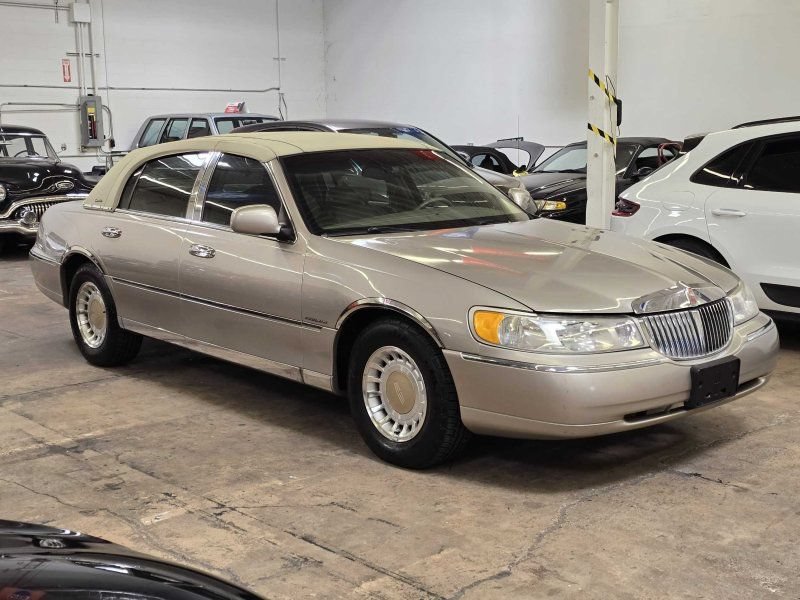 Used 2001 Lincoln Town Car Executive RWD image 1