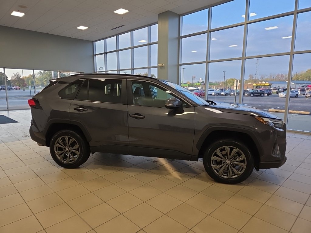 Used 2022 Toyota RAV4 XLE Premium image 5