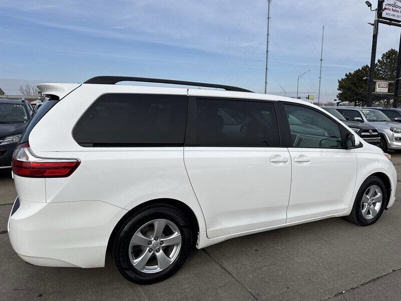 Used 2017 Toyota Sienna LE image 7