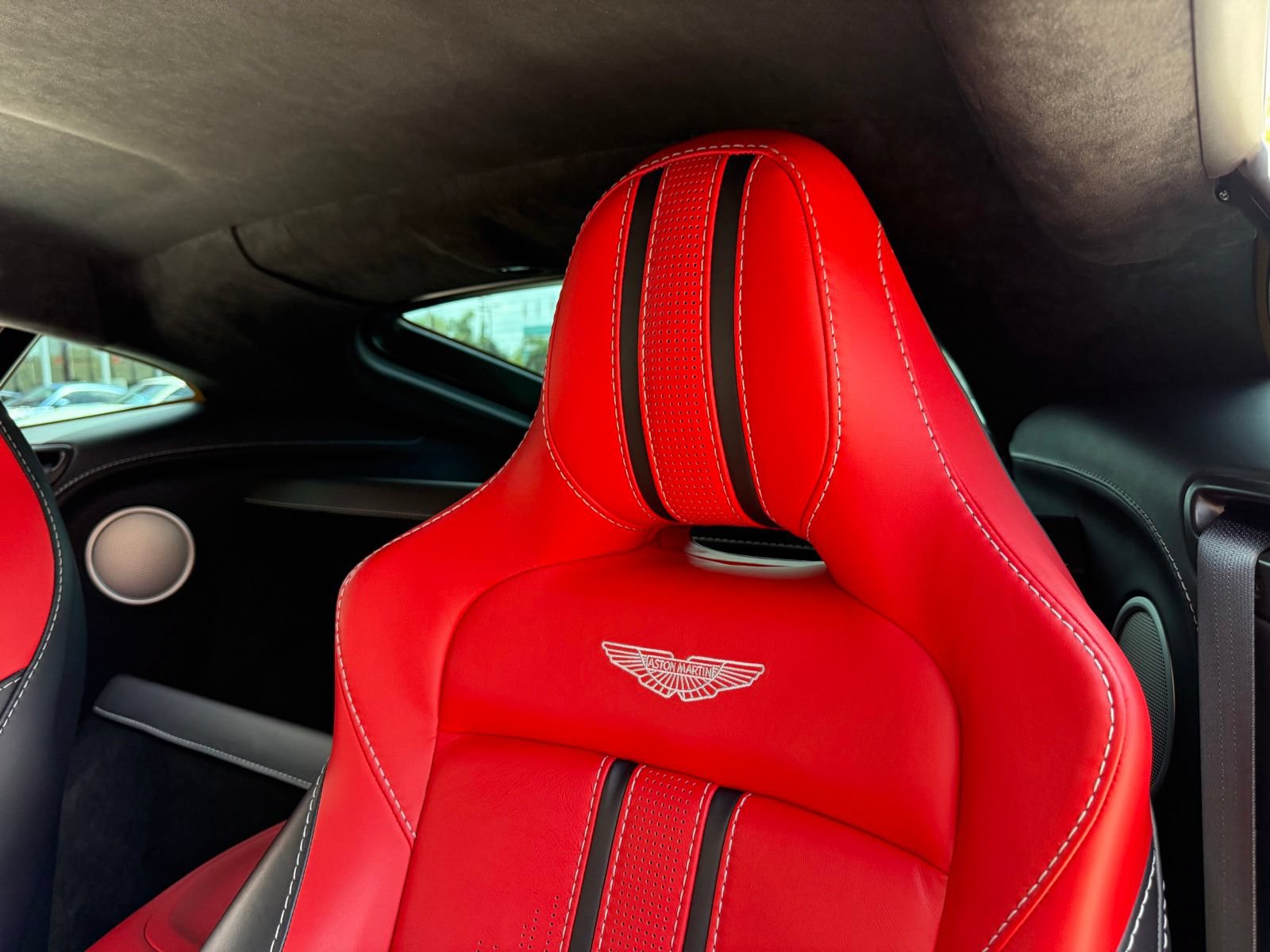 Used 2023 Aston Martin V8 Vantage Coupe RWD image 25