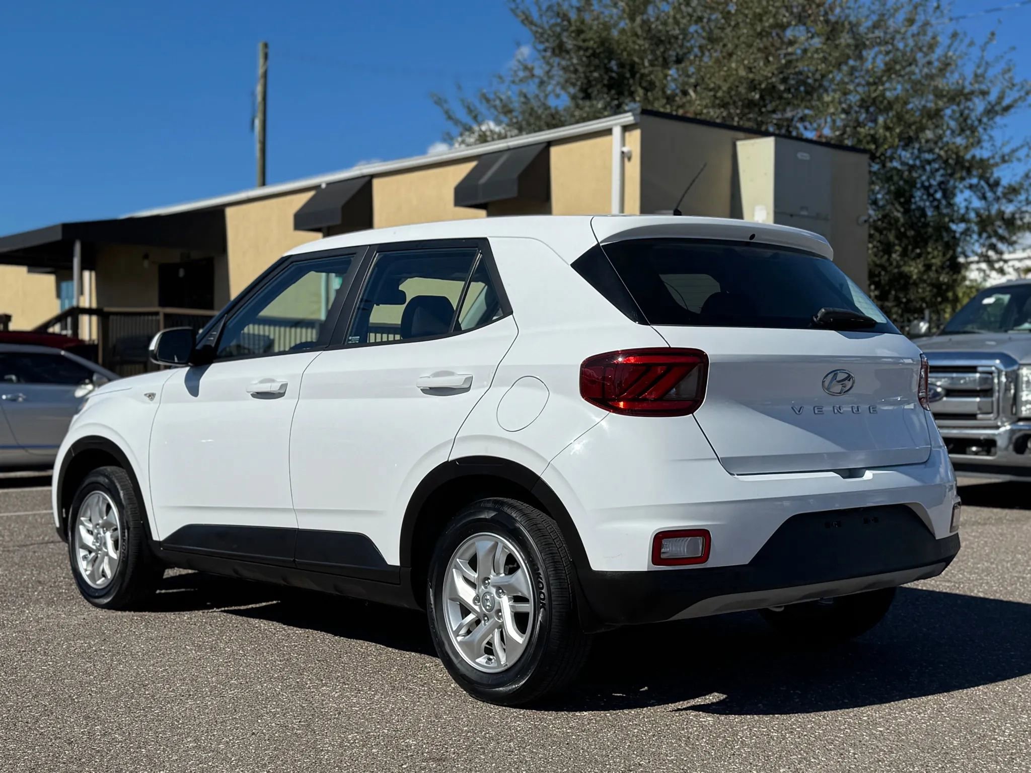 Used 2023 Hyundai Venue SE image 7