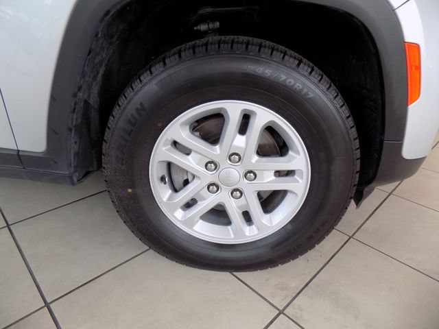 Certified 2024 Jeep Grand Cherokee Laredo RWD image 9
