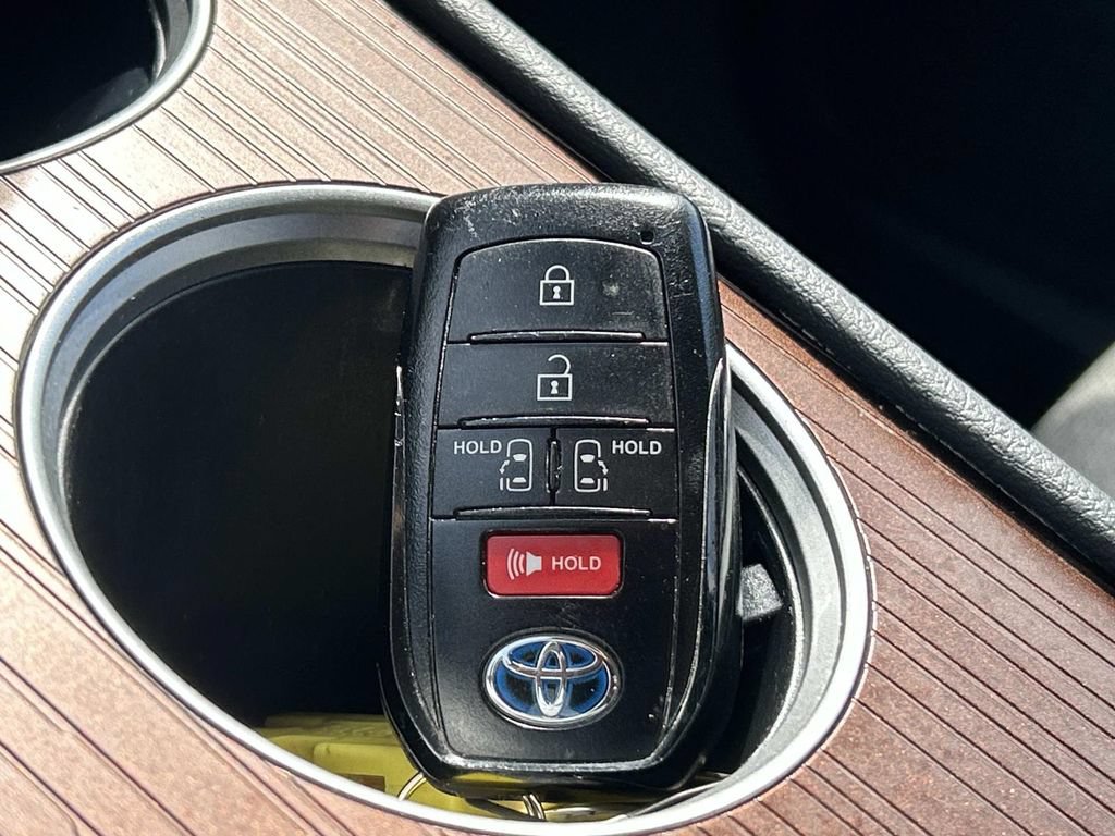 Used 2023 Toyota Sienna LE AWD/4WD image 42